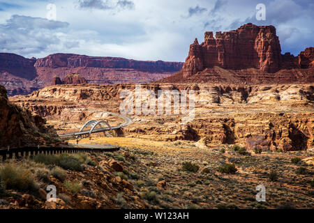 Die hite Crossing Brücke ist eine Bogenbrücke, die Utah State Route 95 über den Colorado River nordwestlich von Blanding, Utah, United States Stockfoto