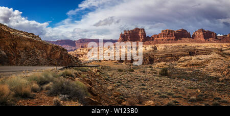 Die hite Crossing Brücke ist eine Bogenbrücke, die Utah State Route 95 über den Colorado River nordwestlich von Blanding, Utah, United States Stockfoto