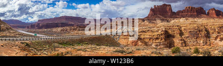 Die hite Crossing Brücke ist eine Bogenbrücke, die Utah State Route 95 über den Colorado River nordwestlich von Blanding, Utah, United States Stockfoto