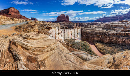 Die hite Crossing Brücke ist eine Bogenbrücke, die Utah State Route 95 über den Colorado River nordwestlich von Blanding, Utah, United States Stockfoto