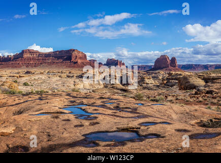 Die hite Crossing Brücke ist eine Bogenbrücke, die Utah State Route 95 über den Colorado River nordwestlich von Blanding, Utah, United States Stockfoto