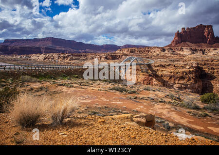 Die hite Crossing Brücke ist eine Bogenbrücke, die Utah State Route 95 über den Colorado River nordwestlich von Blanding, Utah, United States Stockfoto