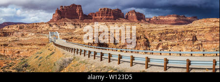 Die hite Crossing Brücke ist eine Bogenbrücke, die Utah State Route 95 über den Colorado River nordwestlich von Blanding, Utah, United States Stockfoto