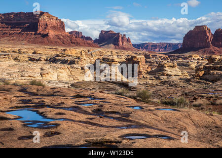 Die hite Crossing Brücke ist eine Bogenbrücke, die Utah State Route 95 über den Colorado River nordwestlich von Blanding, Utah, United States Stockfoto