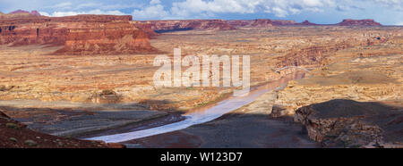 Die hite Crossing Brücke ist eine Bogenbrücke, die Utah State Route 95 über den Colorado River nordwestlich von Blanding, Utah, United States Stockfoto