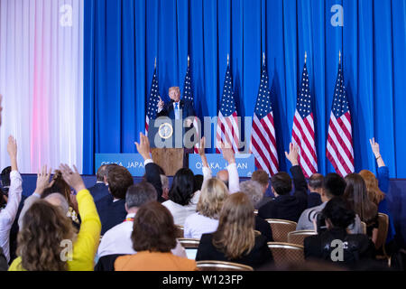 Osaka, Japan. 29 Juni, 2019. Us-Präsident Donald Trump spricht auf einer Pressekonferenz nach dem Gipfel der Gruppe der 20 (G20) in Osaka, Japan, 29. Juni 2019. Trump sagte hier Samstag, daß er Treffen konnten oben Führer der Demokratischen Volksrepublik Korea (DVRK), Kim Jong Un, in die demilitarisierte Zone (DMZ) bei seinem Besuch in Südkorea dieses Wochenende, obwohl weitere Details noch nicht finalisiert wurden. Credit: Wang Jingqiang/Xinhua/Alamy leben Nachrichten Stockfoto
