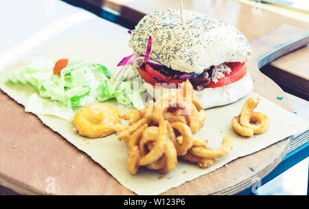 Hamburger mit Thunfisch, Salat und gebratene calamary in Restaurant von Syrakus, Sizilien Stockfoto