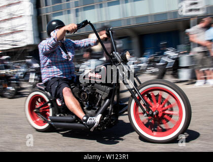 Hamburg, Deutschland. 29 Juni, 2019. Ein Mann fährt mit seinem Walz Hardcore Bobba Motorrad während der Harley Days 2019 auf dem Großhandelsmarkt. Credit: Daniel Bockwoldt/dpa/Alamy leben Nachrichten Stockfoto