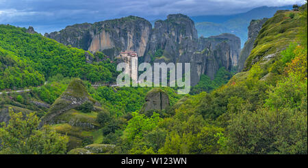 Panoramablick auf die erstaunlich entfernt Kloster Roussanou in Meteora Tal, Griechenland Stockfoto