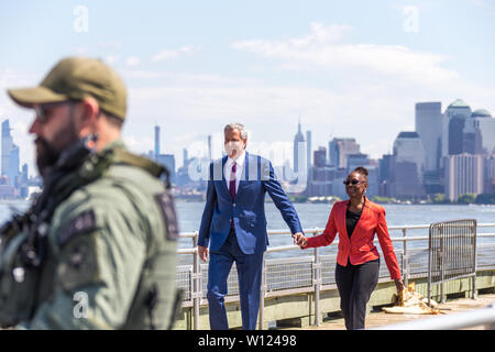 New York, NY, USA - 16. Mai 2019: Bürgermeister von New York Bill De Blasio und seine Frau Chirlane McCray kommen an der Freiheitsstatue Museum Eröffnung Stockfoto
