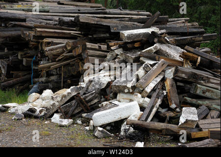 Stapel der schmutzigen Styropor und verwitterten Balk Holz Stockfoto