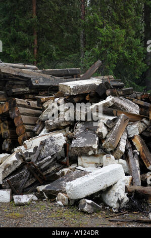 Stapel der schmutzigen Styropor und verwitterten Balk Holz Stockfoto