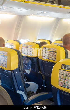 Leeren Sitz innerhalb der Kabine eines Ryanair Boeing 737 Jet plane Stockfoto