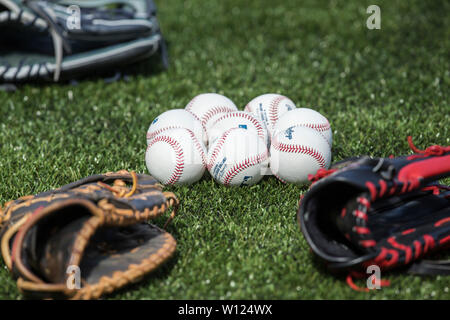 Das Stadion in London, London, Großbritannien. 29 Juni, 2019. 5215/5220 &Amp; MLB vorhanden London Serie Baseball, Boston Red Sox vs. New York Yankees; Allgemeine Ansicht des Baseballs und Handschuhe auf dem Spielfeld vor dem Spiel Quelle: Aktion plus Sport/Alamy leben Nachrichten Stockfoto