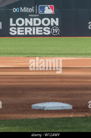 Das Stadion in London, London, Großbritannien. 29 Juni, 2019. 5215/5220 &Amp; MLB vorhanden London Serie Baseball, Boston Red Sox vs. New York Yankees; ein Blick auf die zweite Base mit dem London Serie 2019 Logo auf der Mauer Credit: Aktion plus Sport/Alamy leben Nachrichten Stockfoto