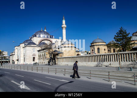 Konya, Türkei - 15 April, 2017; ein alter Mann, ist zu Fuß auf der Straße in der Nähe von Mevlana Celaleddin-i Rumi Grab und Museum Stockfoto