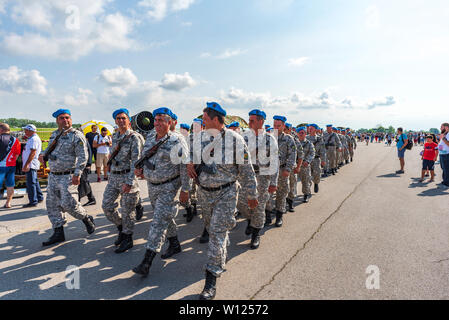 GRAF IGNATIEWO, Bulgarien - 29. Juni 2019: Parade der Soldaten aus der bulgarischen Armee während pen Tag für den Besuch mit militärischer Ausrüstung Exposition und Fliegen Stockfoto