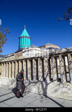 Konya, Türkei - 15 April, 2017; ein alter Mann, ist zu Fuß auf der Straße in der Nähe von Mevlana Celaleddin-i Rumi Grab und Museum Stockfoto