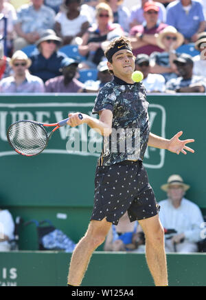 Taylor Fritz (USA) Essen in der Endrunde der Natur Tal Internationalen an der Devonshire Park, Eastbourne, England, UK. 29 Juni, 2019. Stockfoto