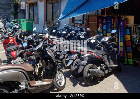 Motorrad im alten Handwerk Markt in Ubud, Bali, Indonesien geparkt Stockfoto