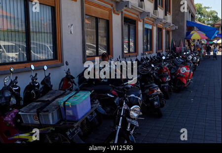 Motorrad im alten Handwerk Markt in Ubud, Bali, Indonesien geparkt Stockfoto