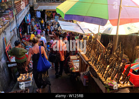 Touristen Einkaufen in altem Handwerk Markt von Ubud, Bali, Indonesien Stockfoto