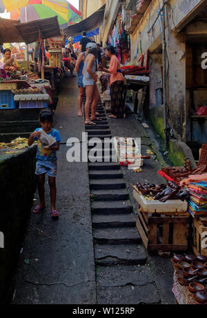 Touristen Einkaufen in altem Handwerk Markt von Ubud, Bali, Indonesien Stockfoto