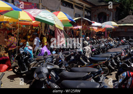 Motorrad im alten Handwerk Markt in Ubud, Bali, Indonesien geparkt Stockfoto