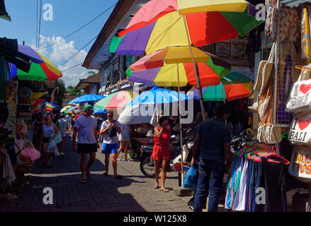 Touristen Einkaufen in altem Handwerk Markt von Ubud, Bali, Indonesien Stockfoto