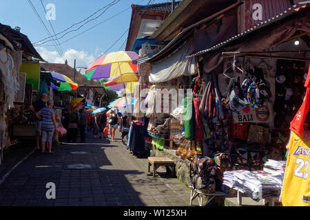 Touristen Einkaufen in altem Handwerk Markt von Ubud, Bali, Indonesien Stockfoto