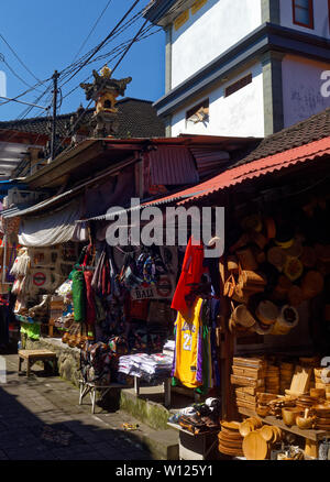 Touristen Einkaufen in altem Handwerk Markt von Ubud, Bali, Indonesien Stockfoto