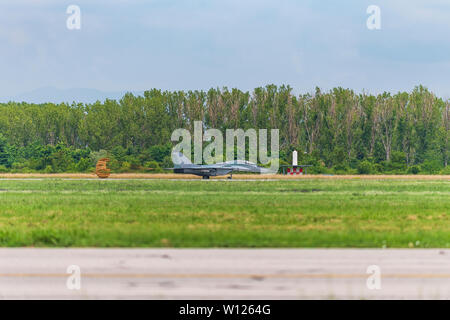 MiG-29 Fallschirmlandung auf dem Airport Stockfoto