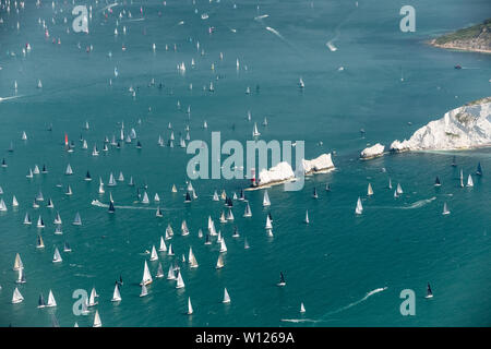 Cowes, Isle of Wight, Großbritannien. 29 Juni, 2019. 11:30. Über 1200 Yachten nahmen an der jährlichen Rennen rund um die Insel Wight. Flotte die Rundung der die Nadeln. Credit: Sam Kurtul/Alamy leben Nachrichten Stockfoto