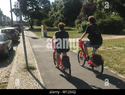 Berlin, Deutschland. 29 Juni, 2019. Zwei Radfahrer sind auf einem Radweg auf der Karl-Marx-Allee, die auf den ersten breit ist und dann plötzlich verengt. Nach mehreren Unfällen mit Elektroroller, der ADAC und ACE Auto Clubs fordern mehr und breitere Radwege. Credit: Louis Posern/dpa/Alamy leben Nachrichten Stockfoto