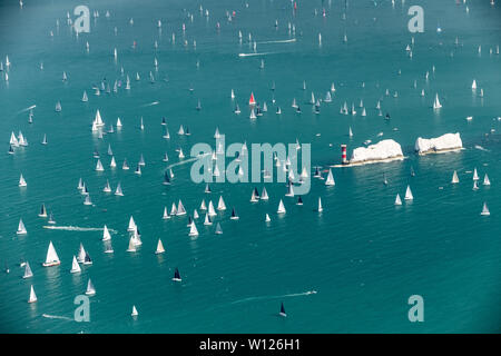 Cowes, Isle of Wight, Großbritannien. 29 Juni, 2019. 11:30. Über 1200 Yachten nahmen an der jährlichen Rennen rund um die Insel Wight. Flotte die Rundung der die Nadeln. Credit: Sam Kurtul/Alamy leben Nachrichten Stockfoto