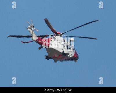 Sheerness, Kent, Großbritannien. 29 Juni, 2019. Die küstenwache Hubschrauber (G-MCGV) gesehen, die tief über Sheerness in Kent. Credit: James Bell/Alamy leben Nachrichten Stockfoto