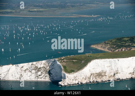 Cowes, Isle of Wight, 29 Juni 2019, 11:30. Über 1200 Yachten nahmen an der jährlichen Rennen rund um die Insel Wight. Flotte die Schindeln zwischen Hurst Castle und die Nadeln Licht Haus vorbei. Credit: Sam Kurtul, Alamy leben Nachrichten Stockfoto