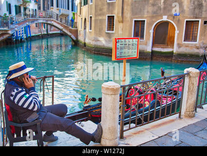 Venedig, Italien, 20. April 2019: Venedig Kanäle und Gondeln um Saint Marco Platz an einem sonnigen Tag Stockfoto