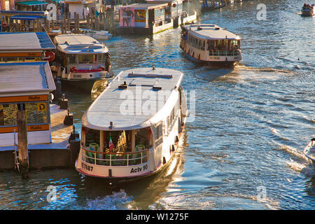 Venedig, Italien, 20. April 2019: Venezianische Wassertaxis Abfahrt Bahnhof an einem Kanal in der Nähe von Rialtobrücke Sehenswürdigkeit Stockfoto