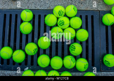 Wimbledon, London, UK. 29. Juni 2019. Wimbledon, London, UK. 29. Juni 2019. 29. Juni 2019, den All England Lawn Tennis und Croquet Club, Wimbledon, London, England; Wimbledon Tennis Turnier Vorschau Tag; Wimbledon Tennis Bälle sitzt auf der Seite des Hofes Credit: Aktion Plus Sport Bilder/Alamy Live News Credit: Aktion Plus Sport Bilder/Alamy leben Nachrichten Stockfoto