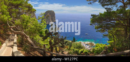 Panoramablick auf die berühmten Faraglioni Felsen, meistbesuchten Attraktion der Insel Capri, Italien. Schönes Paradies Landschaft mit azurblauen Meer in Summe Stockfoto