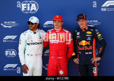 Spielberg, Österreich. 29 Juni, 2019. Top 3 Qualifikanten Charles Leclerc von Monaco und Ferrari, Lewis Hamilton Großbritannien und Mercedes GP und Max Verstappen der Niederlande und Red Bull Racing Feiern im Parc Ferme im Zeittraining für die F 1 Credit: Marco Canoniero/Alamy leben Nachrichten Stockfoto