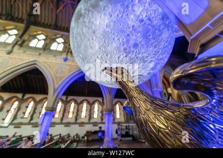 Bournemouth, Dorset, Großbritannien. 29 Juni, 2019. Besucher genießen und machen Fotos von international renommierten Luke Jerram's Museum des Mondes. Eine Kunstinstallation Bournemouth besuchen bis zum 30. Juni 2019, in St. Peter Kirche in der Stadt Zentrum untergebracht. Quelle: Thomas Faull/Alamy leben Nachrichten Stockfoto