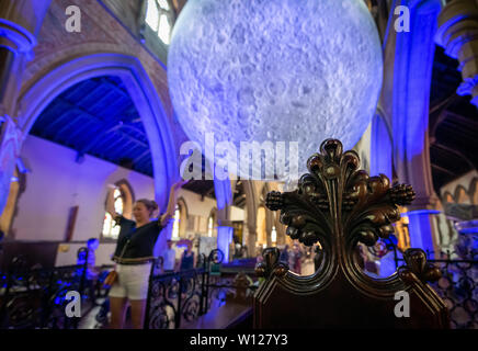 Bournemouth, Dorset, Großbritannien. 29 Juni, 2019. Besucher genießen und machen Fotos von international renommierten Luke Jerram's Museum des Mondes. Eine Kunstinstallation Bournemouth besuchen bis zum 30. Juni 2019, in St. Peter Kirche in der Stadt Zentrum untergebracht. Quelle: Thomas Faull/Alamy leben Nachrichten Stockfoto