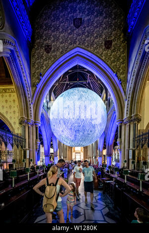 Bournemouth, Dorset, Großbritannien. 29 Juni, 2019. Besucher genießen und machen Fotos von international renommierten Luke Jerram's Museum des Mondes. Eine Kunstinstallation Bournemouth besuchen bis zum 30. Juni 2019, in St. Peter Kirche in der Stadt Zentrum untergebracht. Quelle: Thomas Faull/Alamy leben Nachrichten Stockfoto