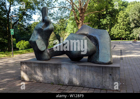 Skulptur von Henry Moore - zwei Stück liegende Abbildung Nr. 5 Stockfoto