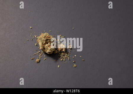 Eine kleine Menge von Indica oder sativa Marihuana auf schwarzem Hintergrund Stockfoto
