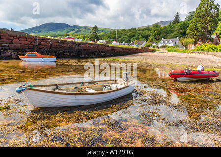 Kleinen Hafen Corrie auf der Isle of Arran, Firth of Clyde, Schottland mit drei kleinen Boote am Wasser. Stockfoto