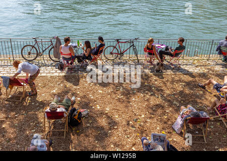 Paris, Frankreich - 2 September, 2018: die Menschen von Paris genießen Sie einen heißen Sommertag am Fluss Seine Margen Stockfoto