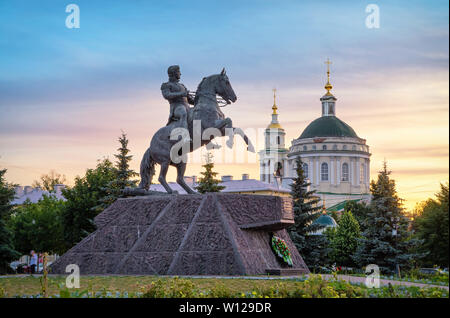 Orjol, Russland - 26. Juni 2019: Denkmal für General Aleksej Ermolov, ein Held der Russisch-französischen Krieg von 1812. Thema eines Denkmals ist ravil Yusupov. Stockfoto